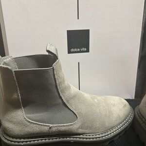 Worn once!! Moana Chelsea Boot in Gray❤️